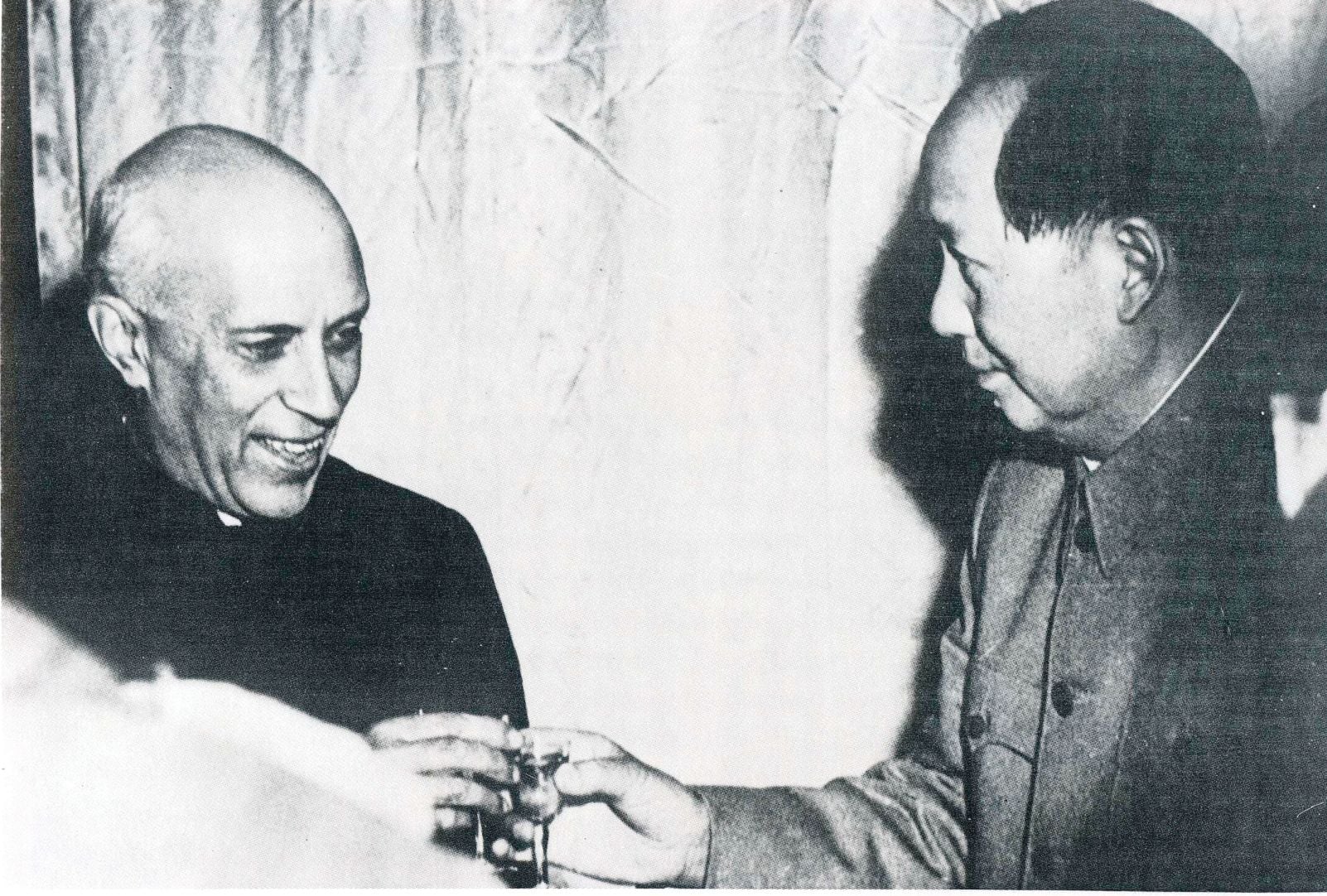  1954 ഒക്‌ടോബർ 23ന് നെഹ്‌റു ചൈന സന്ദർശിച്ചപ്പോൾ മാവോയ്‌ക്കൊപ്പം