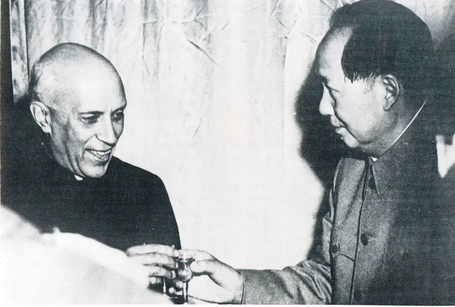  1954 ഒക്‌ടോബർ 23ന് നെഹ്‌റു ചൈന സന്ദർശിച്ചപ്പോൾ മാവോയ്‌ക്കൊപ്പം