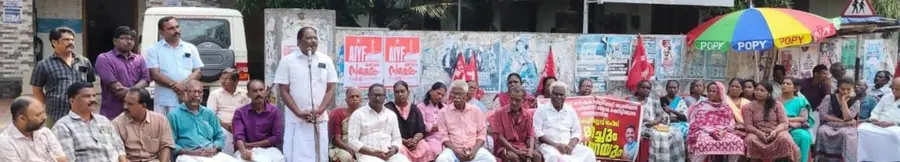 വള്ളികുന്നം വില്ലേജിൽ നെൽവയലുകളും തണ്ണീർത്തടങ്ങളും അനധികൃതമായി നികത്തുന്നതിൽ പ്രതിഷേധിച്ച് കെഎസ്കെടിയു വള്ളികുന്നം വില്ലേജ് ഓഫീസിന് മുന്നിൽ സംഘടിപ്പിച്ച ധർണ ജില്ലാ പ്രസിഡന്റ് കെ രാഘവൻ ഉദ്ഘാടനംചെയ്യുന്നു