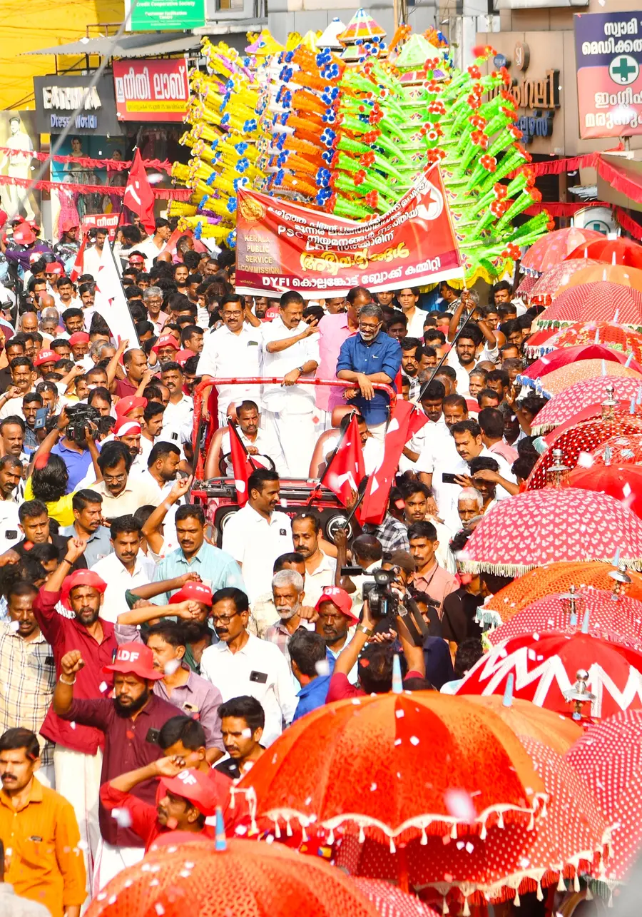 എം വി ഗോവിന്ദൻ നയിക്കുന്ന എൽഡിഎഫ് വടക്കൻ മേഖലാ വികസന മുന്നേറ്റ ജാഥയ്ക്ക് നെന്മാറയിൽ നൽകിയ സ്വീകരണം. കെ ബാബു എംഎൽഎ,  സിപിഐ എം ജില്ലാ സെക്രട്ടറി ഇ എൻ സുരേഷ് ബാബു, ജില്ലാ സെക്രട്ടറിയറ്റംഗം വി ചെന്താമരാക്ഷൻ എന്നിവർ സമീപം. ഫോട്ടോ / മിഥുൻ അനില മിത്രൻ