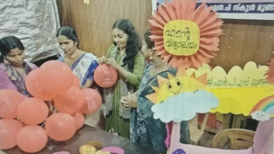 മുണ്ടക്കൈ ഗവ. എൽപി സ്കൂളിൽ പ്രവേശനോത്സവ ഒരുക്കങ്ങളിൽ അധ്യാപകർ