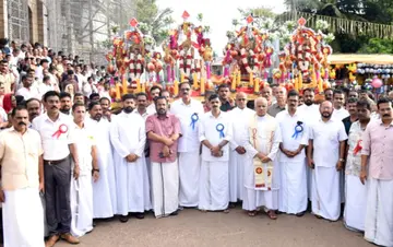 ഒല്ലൂർ സെന്റ് ആന്റണീസ് ഫൊറോന പള്ളിയിലെ തിരുനാൾ പ്രദക്ഷിണം ആരംഭിച്ചപ്പോൾ..