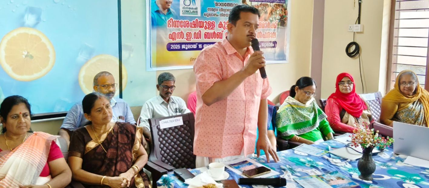 ഭിന്നശേഷിയുള്ള കുട്ടികള്‍ക്കും അമ്മമാര്‍ക്കുമായി നടത്തിയ എല്‍ഇഡി ബൾബ് നിര്‍മാണ പരിശീലനം  കെ പ്രേംകുമാർ എംഎൽഎ ഉദ്ഘാടനം ചെയ്യുന്നു