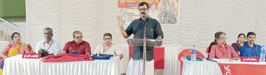 കേരള കോ–-ഓപ്പറേറ്റീവ് എംപ്ലോയീസ് യൂണിയൻ (സിഐടിയു) ഒറ്റപ്പാലം ഏരിയ സമ്മേളനം സിഐടിയു ജില്ലാ പ്രസിഡന്റ് പി എൻ മോഹനൻ ഉദ്ഘാടനം ചെയ്യുന്നു