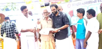 ഓച്ചിറ പരബ്രഹ്മ ക്ഷേത്ര ഭരണ സമിതി സംഘടിപ്പിച്ച പരബ്രഹ്മ ഫെസ്റ്റിന്റെ  സമ്മാനദാനം ജില്ലാ പഞ്ചായത്ത് പ്രസിഡന്റ് എസ് ആർ അരുൺ ബാബു നടത്തുന്നു