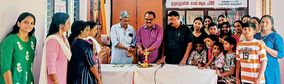 നൂറനാട് പടനിലം കിടങ്ങയം 5606 –ാം നമ്പർ എൻ എസ് എസ് കരയോഗവും ഇളമുളയിൽ രാഖി ആർ പിള്ള മെമ്മോറിയൽ റഫറൻസ് ലൈബ്രറിയും ചേർന്ന്‌ സംഘടിപ്പിച്ച ഓണാഘോഷം പ്രസിഡന്റ്‌  ഡി സന്തോഷ്‌കുമാർ ഉദ്ഘാടനംചെയ്യുന്നു