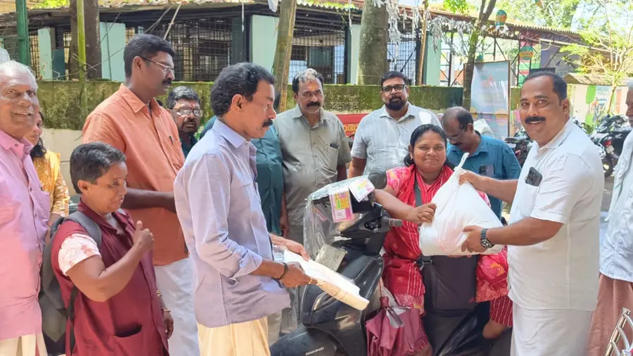 ലോട്ടറി ഏജന്റുമാർക്ക് സിപിഐ എം കായംകുളം ഏരിയ സെക്രട്ടറി അബിൻഷാ ഓണക്കിറ്റുകൾ വിതരണംചെയ്യുന്നു
