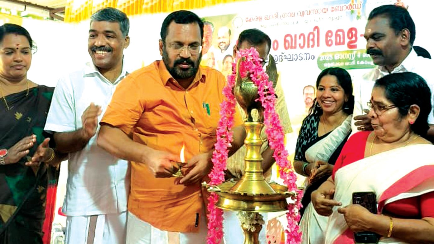  ഓണം ഖാദി മേള ജില്ലാതല ഉദ്ഘാടനം ഒളരിക്കര ഖാദി കോംപ്ലക്‌സിൽ മന്ത്രി കെ രാജന്‍ നിര്‍വഹിക്കുന്നു 