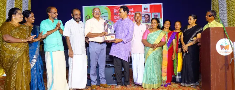 ഓണാട്ടുകര പ്രതിഭാ പുരസ്കാരം ഡോ എ സാബുവിന് സമ്മാനിക്കുന്നു