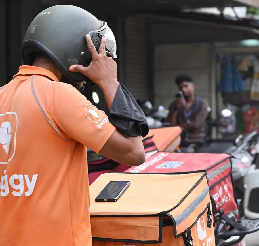 ഓൺലൈൻ ഡെലിവറി തൊഴിലാളി നഗരത്തിൽ ജോലിക്കിടെ