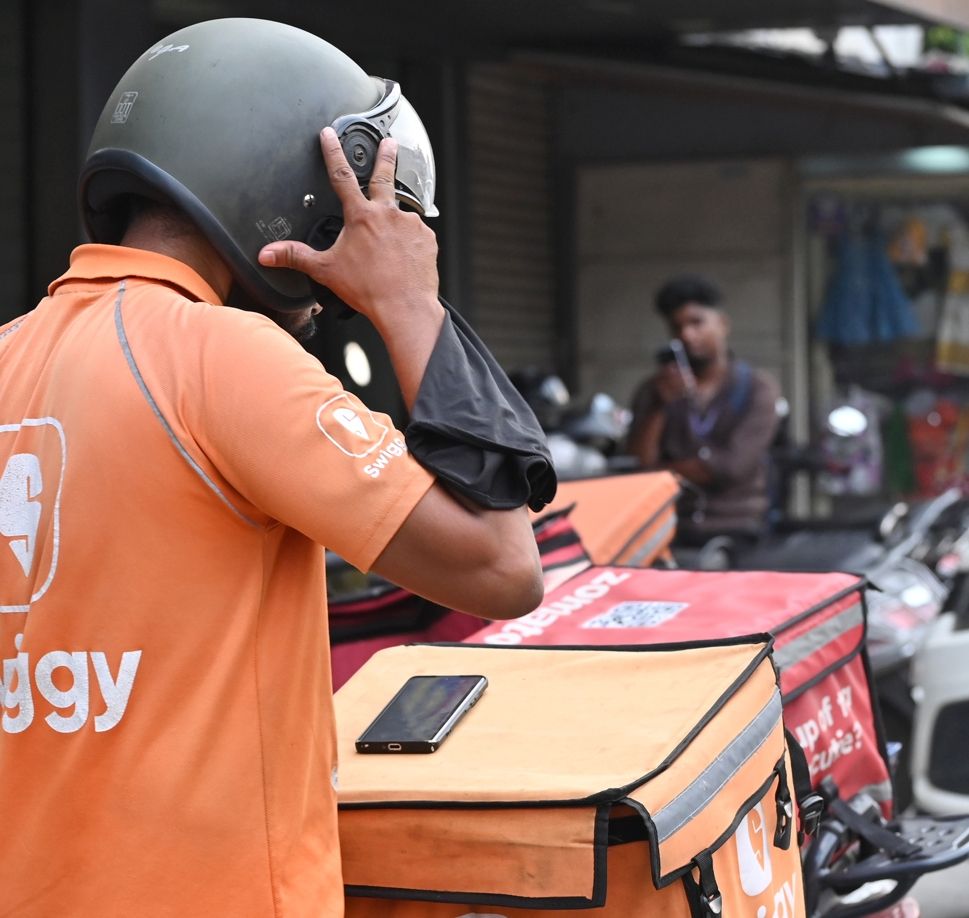 ഓൺലൈൻ ഡെലിവറി തൊഴിലാളി നഗരത്തിൽ ജോലിക്കിടെ