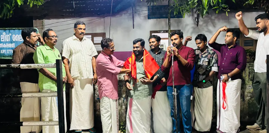 ഡൽഹി ചലോ പാർലമെന്റ് മാർച്ചിൽ പങ്കെടുത്ത് അറസ്റ്റിലായ ഡിവൈഎഫ്ഐ ജില്ലാ സെക്രട്ടറിയറ്റംഗം പി എ അഖിലിന് ഡിവൈഎഫ്ഐ കാർത്തികപ്പള്ളി ബ്ലോക്ക് കമ്മിറ്റി നല്കിയ സ്വീകരണം