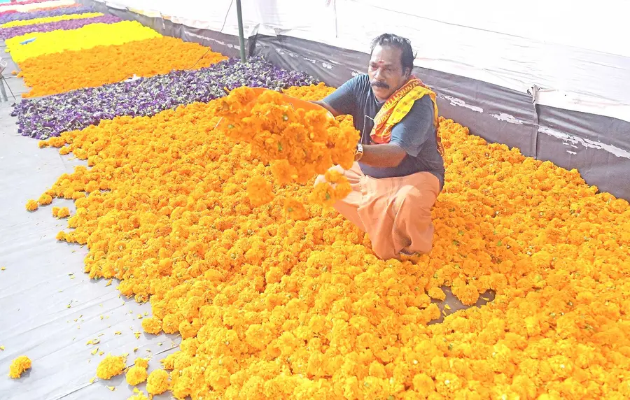 ഓണം അടുത്തതോടെ സജീവമായ പാളയത്തെ പൂ മൊത്തവിപണിയിൽനിന്ന് 