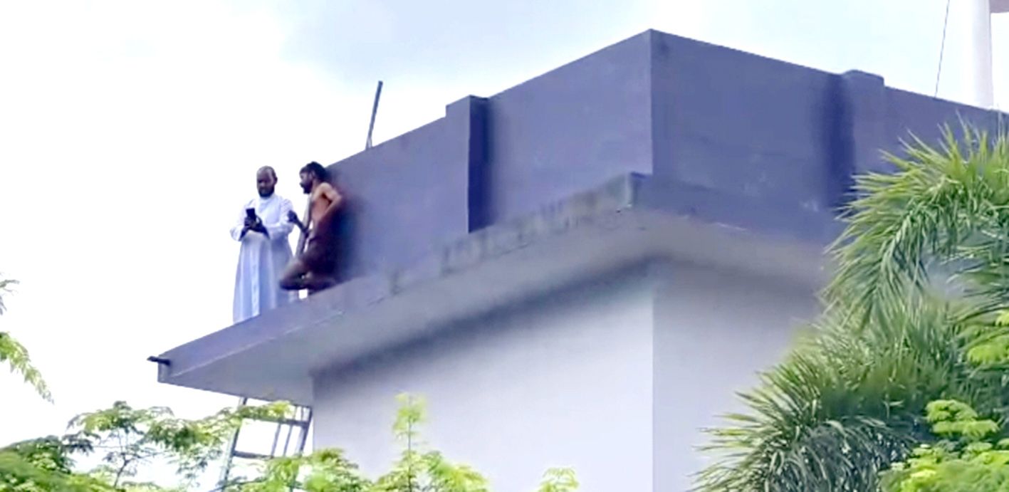 ആത്മഹത്യാ ഭീഷണി മുഴക്കിയ യുവാവുമായി ഫാ. ജോൺസൺ പങ്കേത്ത്  സംസാരിക്കുന്നു 