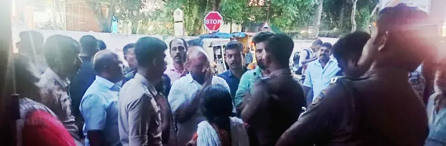 കച്ചവടക്കാരുടെ മീൻ ഇളമ്പള്ളൂർ പഞ്ചായത്ത് അധികൃതരും പൊലീസും ചേർന്ന് പിടിച്ചെടുത്തതിനെത്തുടർന്നുണ്ടായ
വാർക്കുതർക്കം