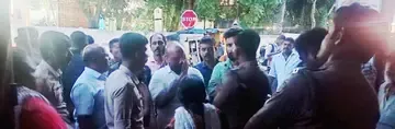 കച്ചവടക്കാരുടെ മീൻ ഇളമ്പള്ളൂർ പഞ്ചായത്ത് അധികൃതരും പൊലീസും ചേർന്ന് പിടിച്ചെടുത്തതിനെത്തുടർന്നുണ്ടായ
വാർക്കുതർക്കം