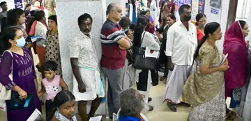 തൃശൂർ ജനറൽ ആശുപത്രിയിലെ പനി ക്ലിനിക്കിന് മുന്നിൽ ഡോക്ടറെ കാണാൻ ക്യൂ നിൽക്കുന്നവർ 