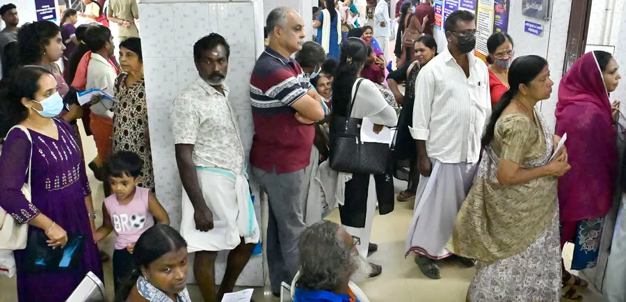 തൃശൂർ ജനറൽ ആശുപത്രിയിലെ പനി ക്ലിനിക്കിന് മുന്നിൽ ഡോക്ടറെ കാണാൻ ക്യൂ നിൽക്കുന്നവർ 