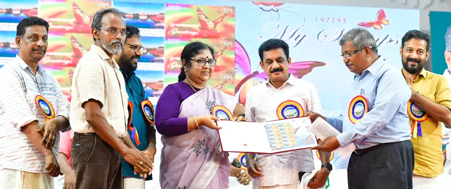 തൃശൂർ സുവോളജിക്കൽ പാർക്കിന്റെ സ്റ്റാമ്പ് മന്ത്രി ആർ ബിന്ദു പാർക്ക് സ്‌പെഷ്യൽ ഓഫീസർ കെ ജെ വർഗീസിന് നൽകി പ്രകാശിപ്പിക്കുന്നു