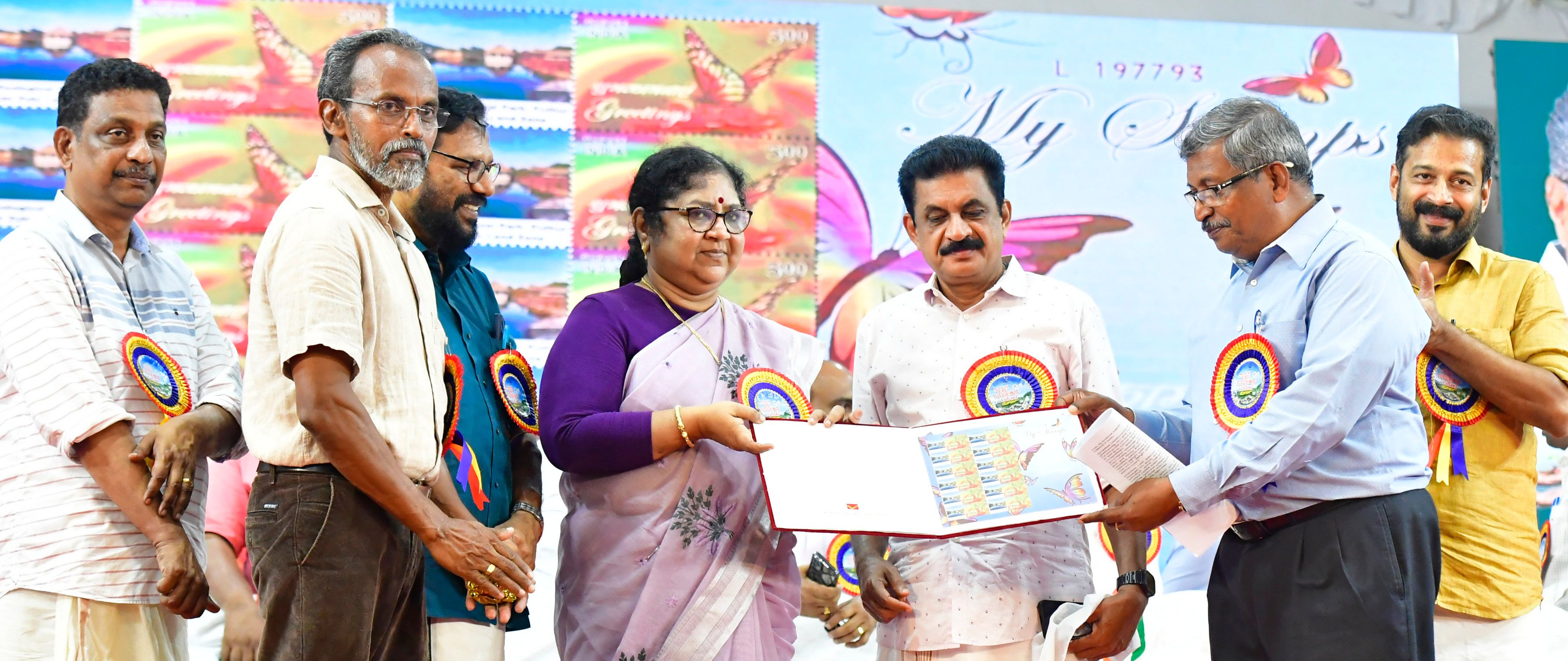 തൃശൂർ സുവോളജിക്കൽ പാർക്കിന്റെ സ്റ്റാമ്പ് മന്ത്രി ആർ ബിന്ദു പാർക്ക് സ്‌പെഷ്യൽ ഓഫീസർ കെ ജെ വർഗീസിന് നൽകി പ്രകാശിപ്പിക്കുന്നു