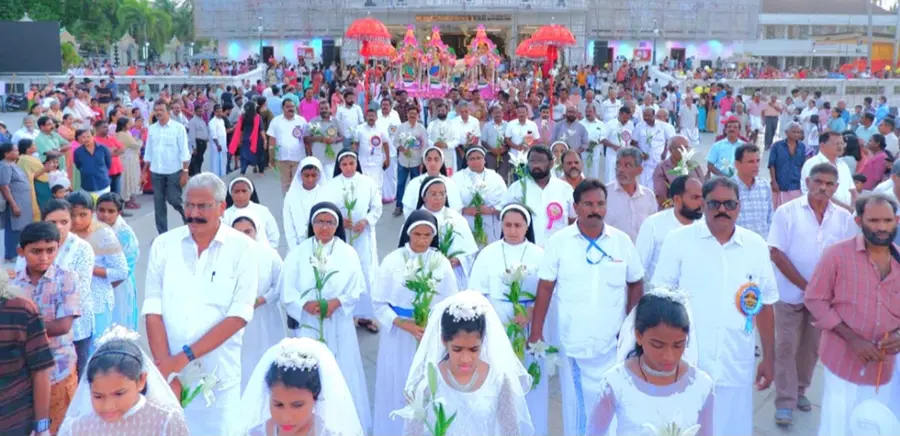പാവറട്ടി തീർഥകേന്ദ്രത്തിലെ തിരുനാളിന് സമാപനം കുറിച്ച് പൊന്നിൻകുരിശുകളും മുത്തുക്കുടകളുമായി തിരുസ്വരൂപം വഹിച്ചു നടത്തിയ പ്രദക്ഷിണം