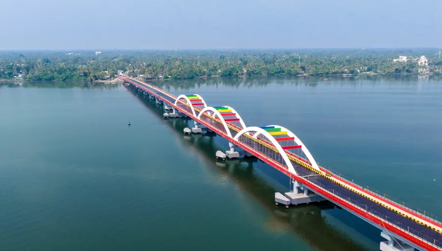 വേമ്പനാട്ടുകായലിന്‌ കുറുകെ ഇതുവരെ നിർമിച്ചതിൽ ഏറ്റവും നീളമേറിയ പെരുമ്പളം പാലം