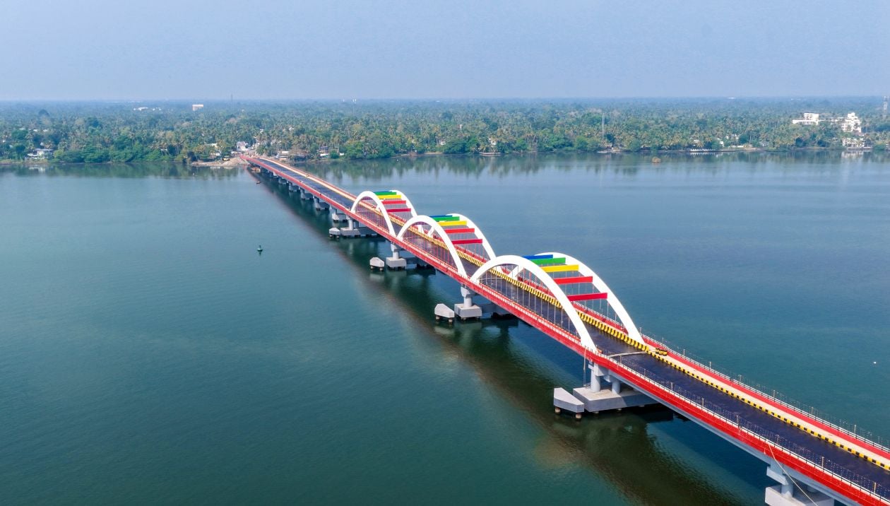 വേമ്പനാട്ടുകായലിന്‌ കുറുകെ ഇതുവരെ നിർമിച്ചതിൽ ഏറ്റവും നീളമേറിയ പെരുമ്പളം പാലം