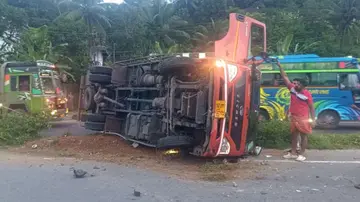 ദേശീയപാത വാണിയംപാറയിൽ നിയന്ത്രണംവിട്ട് മറിഞ്ഞ കൊറിയർ വാൻ