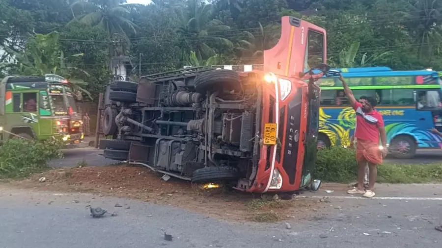 ദേശീയപാത വാണിയംപാറയിൽ നിയന്ത്രണംവിട്ട് മറിഞ്ഞ കൊറിയർ വാൻ