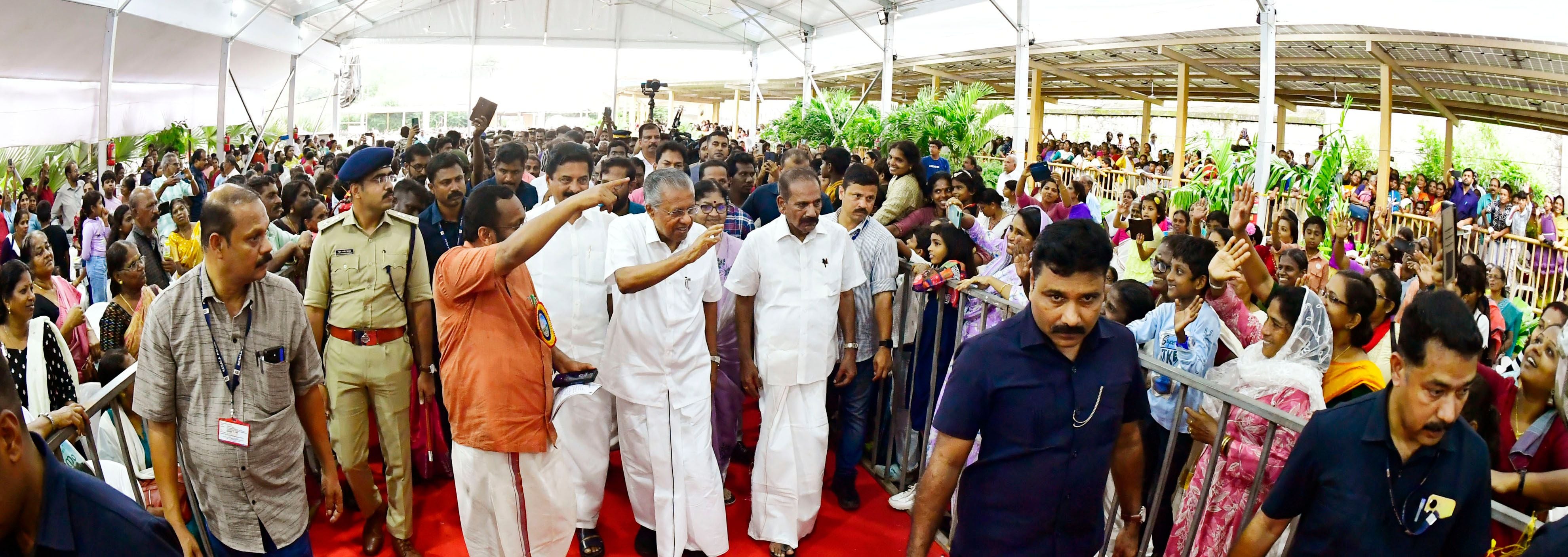 തൃശൂർ സുവോളജിക്കൽ പാർക്ക് ഉദ്ഘടാനം ചെയ്യാനെത്തിയ മുഖ്യമന്ത്രി പിണറായി വിജയൻ ജനങ്ങളെ അഭിവാദ്യം ചെയ്യുന്നു. മന്ത്രിമാരായ കെ രാജൻ, റോഷി അഗസ്റ്റിൻ, ആർ ബിന്ദു, എ കെ ശശീന്ദ്രൻ എന്നിവർ സമീപം