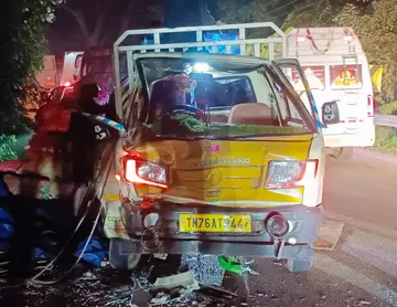 ദേശീയപാതയിൽ കോട്ടവാസൽ പള്ളിക്ക് സമീപം ശബരിമല തീർഥാടകരുടെ
വാനിൽ ഇടിച്ച പിക്കപ് വാനിന്റെ മുൻവശം തകർന്ന നിലയിൽ