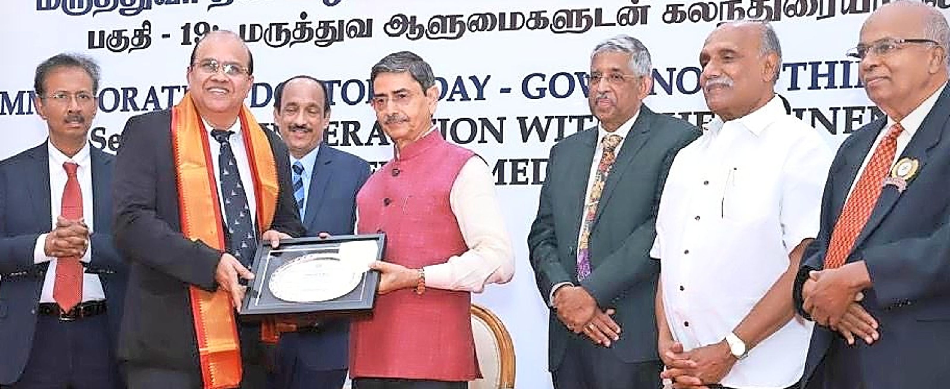 മികച്ച ഡോക്ടർക്കുള്ള പുരസ്കാരം തമിഴ്നാട് ഗവർണർ ആർ എൻ രവി യൂ മെഡ് ആശുപത്രി സ്ഥാപകൻ  ഡോ. എം പ്രദീപിന് സമ്മാനിക്കുന്നു