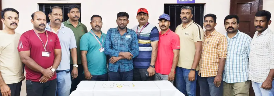 ട്രെയിനിൽനിന്ന് 14 ലക്ഷം രൂപയുടെ സ്വർണാഭരണങ്ങൾ മോഷ്ടിച്ച് തമിഴ്നാട്ടിലെ തിരുട്ട്‌ ഗ്രാമത്തിലേക്ക് കടന്ന മോഷ്ടാവ് ട്രിച്ചി ഹരിഹരനെ പിടികൂടിയപ്പോൾ (വൃത്തത്തിലുള്ളയാൾ)