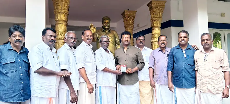 പികെഎസ് ജില്ലാതല മെമ്പര്ഷിപ് ഉദ്ഘാടനം ചാലക്കുടിയില് ഡോ. ആര്എല്വി രാമകൃഷ്ണന് നൽകി
സംസ്ഥാന വൈസ് പ്രസിഡന്റ് പി കെ ശിവരാമന് നിര്വഹിക്കുന്നു