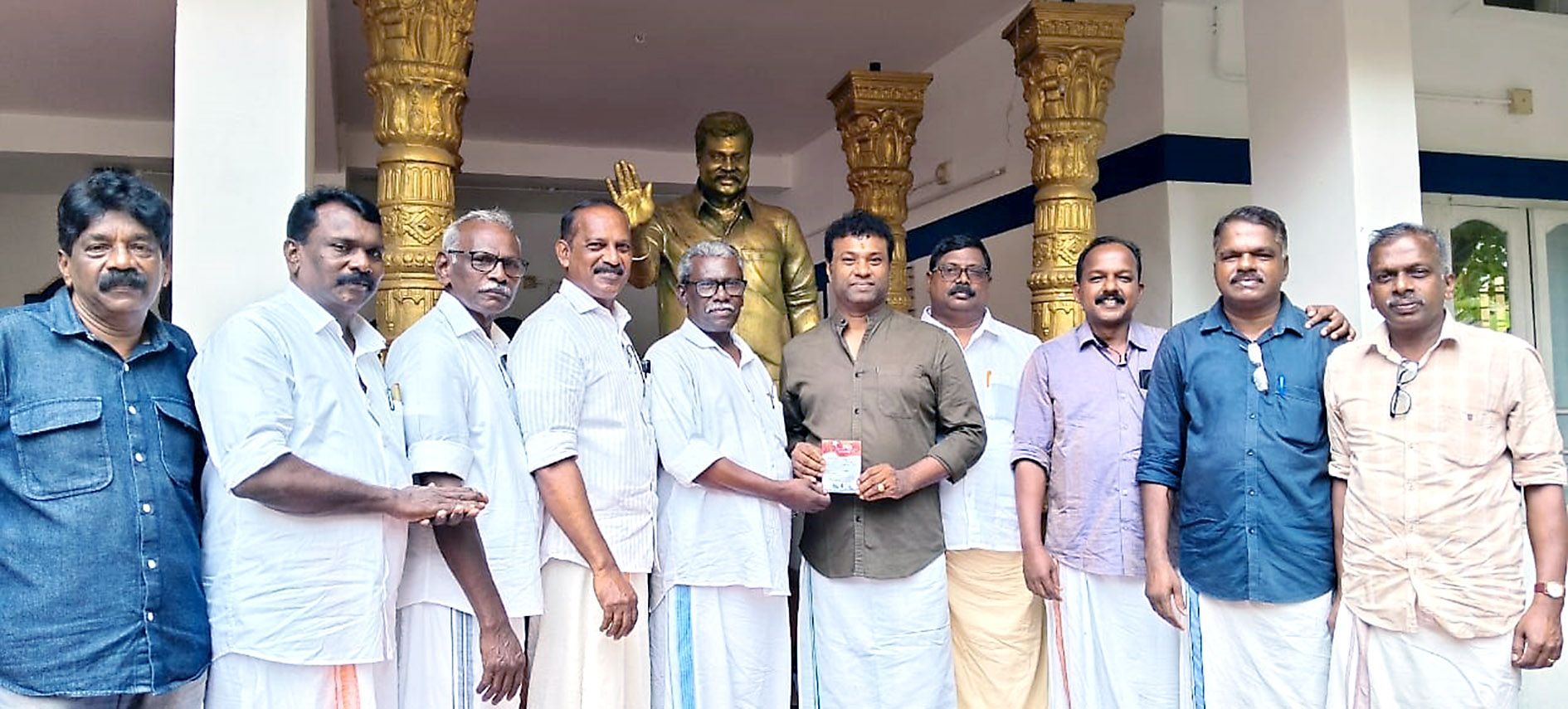 പികെഎസ്  ജില്ലാതല മെമ്പര്‍ഷിപ് ഉദ്ഘാടനം ചാലക്കുടിയില്‍ ഡോ. ആര്‍എല്‍വി രാമകൃഷ്ണന് നൽകി  സംസ്ഥാന വൈസ് പ്രസിഡന്റ് പി കെ ശിവരാമന്‍ നിര്‍വഹിക്കുന്നു