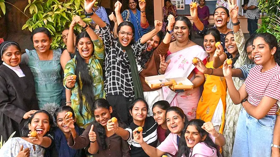 വിഎച്ച്എസ്ഇ
74.81 % കൊച്ചി വൊക്കേഷണൽ ഹയർസെക്കൻഡറി പരീക്ഷയിൽ (വിഎച്ച്എസ്ഇ) ജില്ലയിൽ 74.81 ശതമാനം വിജയം. 2064 വിദ്യാർഥികൾ പരീക്ഷയെഴുതിയതിൽ 1544 പേരും ഉപരി വിദ്യാഭ്യാസത്തിന് യോഗ്യത നേടി. വാളകം മാർ സ്റ്റീഫൻ വിഎച്ച്എസ്എസ് നൂറുശതമാനം വിജയം സ്വന്തമാക്കി. ഇവിടെ പരീക്ഷയെഴുതിയ 50 വിദ്യാർഥികളും ഉപരിപഠനത്തിന് യോഗ്യത നേടി. വിജയശതമാനത്തിൽ രണ്ടാമത് ഗവ. വിഎച്ച്എസ്എസ് ഇരിങ്ങോൾ 98.36 ശതമാനം. 61ൽ 60 പേരും ഉപരിപഠനത്തിന് അർഹതനേടി. ഗവ. വിഎച്ച്എസ്എസ് നേര്യമംഗലമാണ് വിജയശതമാനത്തിൽ മൂന്നാമത് 96.08 ശതമാനം. 51 വിദ്യാർഥികളാണ് ഇവിടെ പരീക്ഷ എഴുതിയത്. 49 പേർ ഉപരിപഠന യോഗ്യത കരസ്ഥമാക്കി. ജില്ലയിൽ കഴിഞ്ഞവർഷം വിഎച്ച്എസ്ഇയിൽ 70.33 ശതമാനമായിരുന്നു വിജയം. 2127 പേരാണ് അന്ന് പരീക്ഷയെഴുതിയത്. 1496 പേർ ഉപരിപഠനത്തിന് യോഗ്യത നേടിയിരുന്നു.