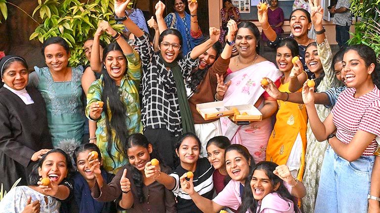 വിഎച്ച്‌എസ്‌ഇ  74.81 % കൊച്ചി വൊക്കേഷണൽ ഹയർസെക്കൻഡറി പരീക്ഷയിൽ (വിഎച്ച്‌എസ്‌ഇ) ജില്ലയിൽ 74.81 ശതമാനം വിജയം. 2064 വിദ്യാർഥികൾ പരീക്ഷയെഴുതിയതിൽ 1544 പേരും ഉപരി വിദ്യാഭ്യാസത്തിന്‌ യോഗ്യത നേടി. വാളകം മാർ സ്‌റ്റീഫൻ വിഎച്ച്‌എസ്‌എസ്‌ നൂറുശതമാനം വിജയം സ്വന്തമാക്കി. ഇവിടെ പരീക്ഷയെഴുതിയ 50 വിദ്യാർഥികളും ഉപരിപഠനത്തിന്‌ യോഗ്യത നേടി. വിജയശതമാനത്തിൽ രണ്ടാമത്‌ ഗവ. വിഎച്ച്‌എസ്‌എസ്‌ ഇരിങ്ങോൾ 98.36 ശതമാനം. 61ൽ 60 പേരും ഉപരിപഠനത്തിന്‌ അർഹതനേടി. ഗവ. വിഎച്ച്‌എസ്‌എസ്‌ നേര്യമംഗലമാണ്‌ വിജയശതമാനത്തിൽ മൂന്നാമത്‌ 96.08 ശതമാനം. 51 വിദ്യാർഥികളാണ്‌ ഇവിടെ പരീക്ഷ എഴുതിയത്‌. 49 പേർ ഉപരിപഠന യോഗ്യത കരസ്ഥമാക്കി. ജില്ലയിൽ കഴിഞ്ഞവർഷം വിഎച്ച്‌എസ്‌ഇയിൽ 70.33 ശതമാനമായിരുന്നു വിജയം. 2127 പേരാണ്‌ അന്ന്‌ പരീക്ഷയെഴുതിയത്‌. 1496 പേർ ഉപരിപഠനത്തിന്‌ യോഗ്യത നേടിയിരുന്നു. 