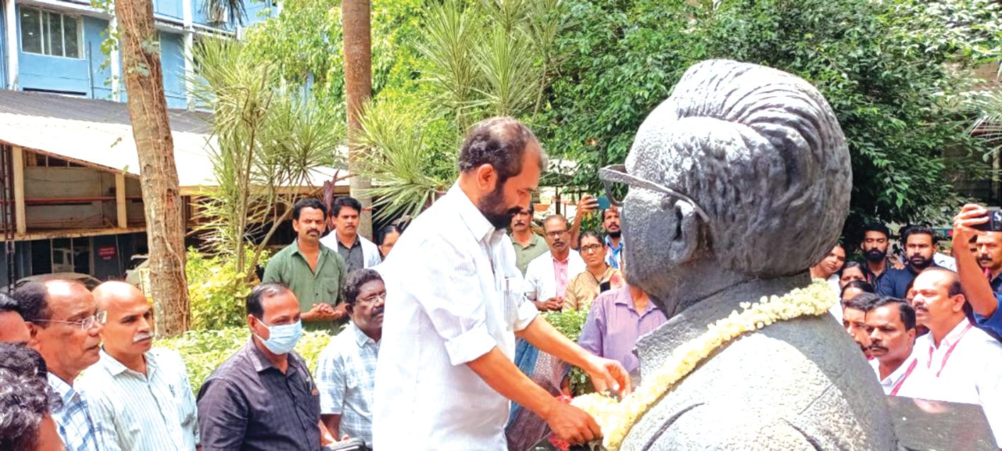  ഇ എം എസ് സഹകരണ ആശുപത്രിയിലെ ഇ എം എസ് പ്രതിമയിൽ ചെയർമാൻ വി പി അനിൽ  ഹാരാർപ്പണം നടത്തുന്നു