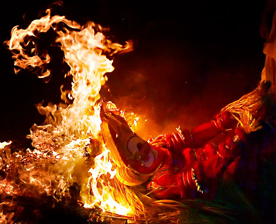 തൃശൂർ ജനഭേരിയുടെ ആഭിമുഖ്യത്തില്‍ തേക്കിൻകാട്‌ മൈതാനിയിൽ തെക്കേഗോപുരനടയിൽ അരങ്ങേറിയ പൊട്ടൻ തെയ്യം/ ഫോട്ടോ: എം എ ശിവപ്രസാദ്