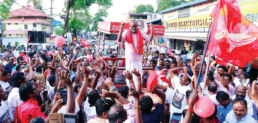 ചേർത്തല മണ്ഡലം എൽഡിഎഫ് സ്ഥാനാർഥി പി പ്രസാദ് നഗരത്തിലെ കൊട്ടിക്കലാശത്തിൽ