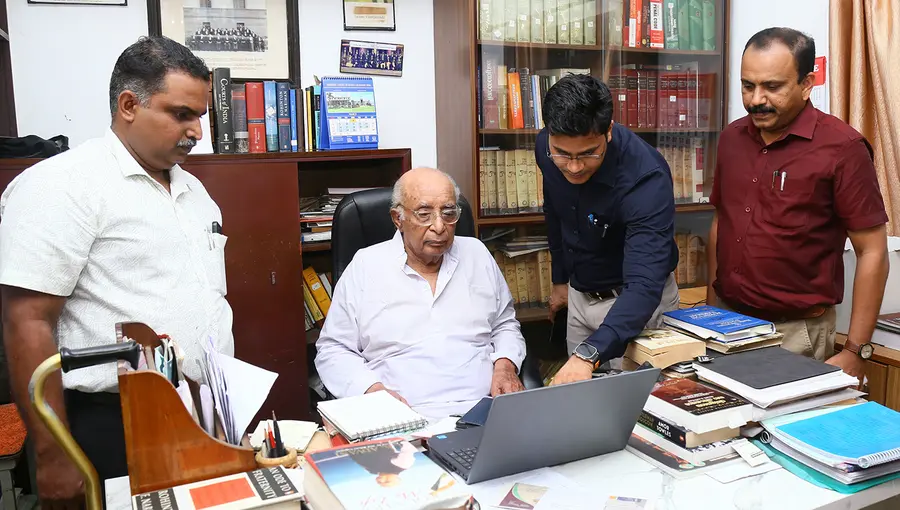 സുപ്രീം കോടതി മുന് ജഡ്ജി ജസ്റ്റിസ് കെ ടി തോമസിന്റെ വീട്ടില് കലക്ടര് ചേതന്കുമാര് മീണയുടെ സാന്നിധ്യത്തില് സെന്സസിന്റെ സെല്ഫ് എന്യുമറേഷന് നടത്തുന്നു