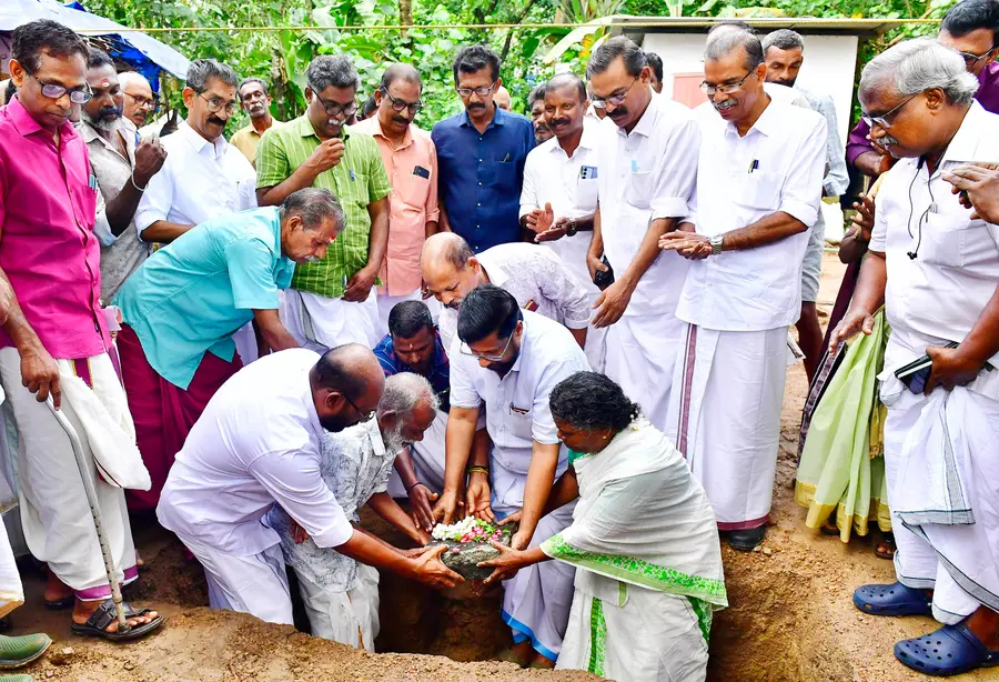തായാട്ട് കൊച്ചുവേലായുധന്‌  സിപിഐ എം നിർമിച്ച് നൽകുന്ന വീടിന്റെ തറക്കല്ലിടൽ ജില്ലാ സെക്രട്ടറി കെ വി അബ്‌ദുൾഖാദർ നിർവഹിക്കുന്നു 