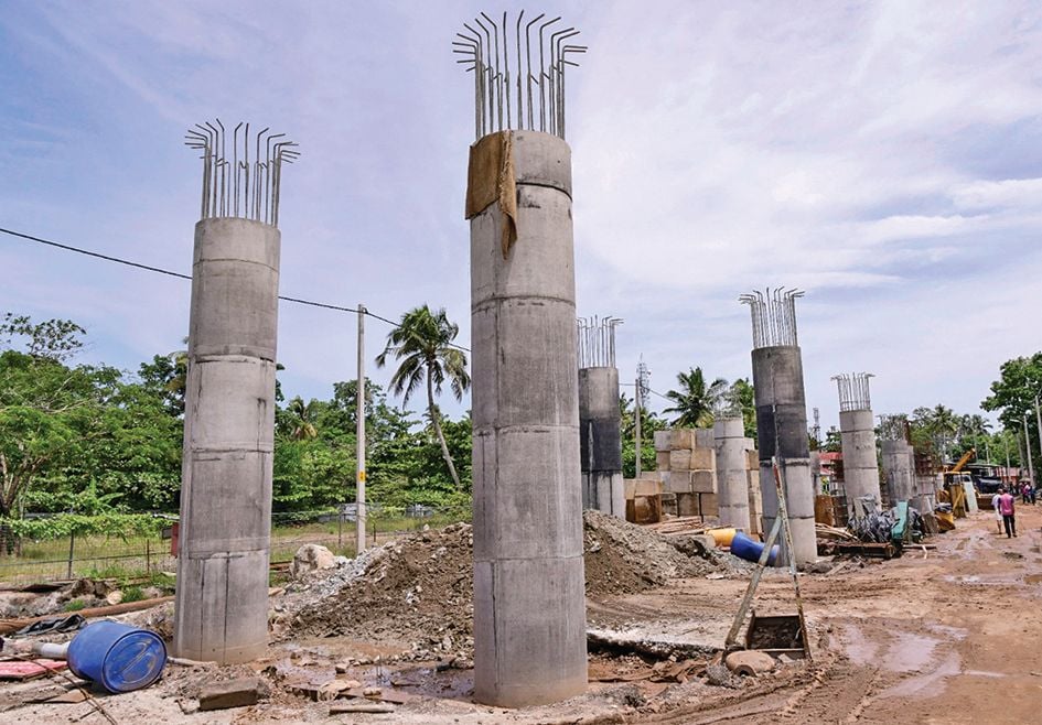 നിർമാണം പുരോഗമിക്കുന്ന പുന്നമട നെഹ്റുട്രോഫി പാലത്തിന്റെ തൂണുകള്‍