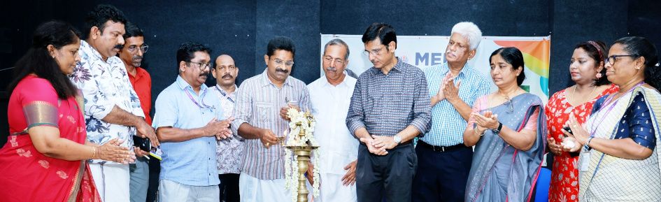 ആലപ്പുഴ മെഡിക്കൽ കോളേജിൽ മെർക്ക്‌ സംഘടിപ്പിച്ച യാത്രയയപ്പ്  സമ്മേളനം രാജീവ് ആലുങ്കൽ ഉദ്ഘാടനംചെയ്യുന്നു
