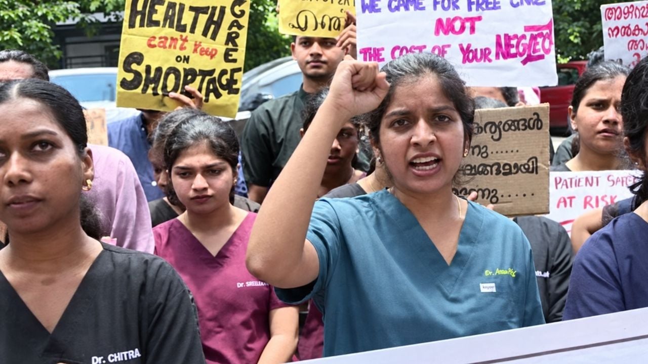 Palakkad Medical College house surgeons protest