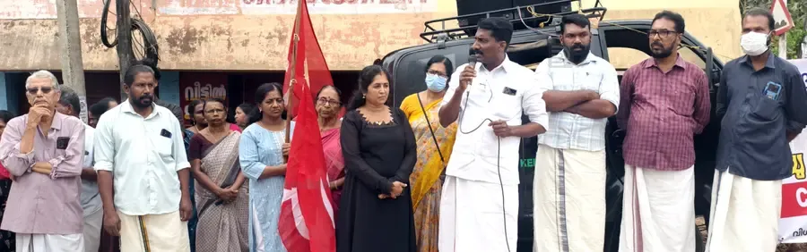 ദേശീയപാതയിലെ പള്ളിവേട്ടച്ചിറ ഭാഗത്ത് വയഡക്ട് അനുവദിക്കണമെന്ന് ആവശ്യപ്പെട്ട് സിപിഐ എം സംഘടിപ്പിച്ച പ്രക്ഷോഭം ഏരിയ സെക്രട്ടറി കെ ജി ബിജു ഉദ്ഘാടനംചെയ്യുന്നു