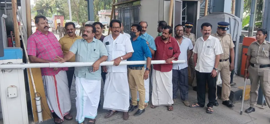 വടക്കഞ്ചേരി ജനകീയവേദിയും വ്യാപാരി സംരക്ഷണ സമിതിയുംചേർന്ന് ടോൾ പ്ലാസയിൽ നടത്തിയ പ്രതിഷേധം