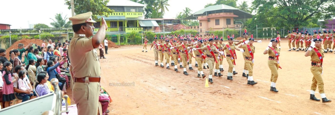 കൊട്ടാരക്കര ഗവ. എച്ച്എസ്എസിലെ എസ്‍പിസി പാസിങ് ഔട്ട് പരേഡിൽ ഡിവൈഎസ്‍പി ദിനുകുമാർ സല്യൂട്ട് സ്വീകരിക്കുന്നു  