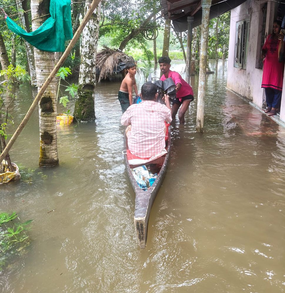 പത്തിയൂർ കരിപ്പുഴ തോടിന് സമീപത്തെ വെള്ളം കയറിയ വീട്ടിൽ നിന്നും രോഗിയെ മാറ്റുന്നു