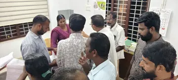 പത്തിയൂർ വില്ലേജ് ഓഫീസർക്ക് മുന്നിൽ പ്രതിഷേധവുമായി സിപിഐ എം നേതാക്കളും
ദുരിതബാധിതരും